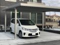 波型の目地が変化を与える駐車スペース