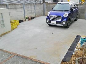 土間コンクリートで乗り降りしやすい駐車スペース