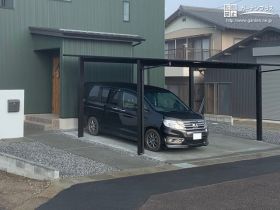 シンプルながら機能的な駐車スペース