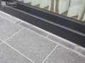 デッキと室内の床面をフラットにするグレーチング