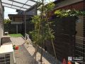 洗濯物を干すためのテラス屋根と目隠しフェンス