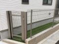 フェンスと統一感のある通用門を設置