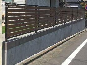 道路からの景観に配慮した木目調目隠しフェンス