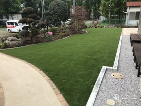 人工芝の主庭
