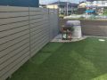 ライトグレーのフェンスがモダンな人工芝のお庭工事