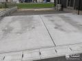 ピンコロ石でお庭と区切られた駐車スペース