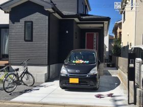 余裕ある広さの駐車スペース兼アプローチ