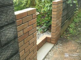 レンガを積んで整えた通用口