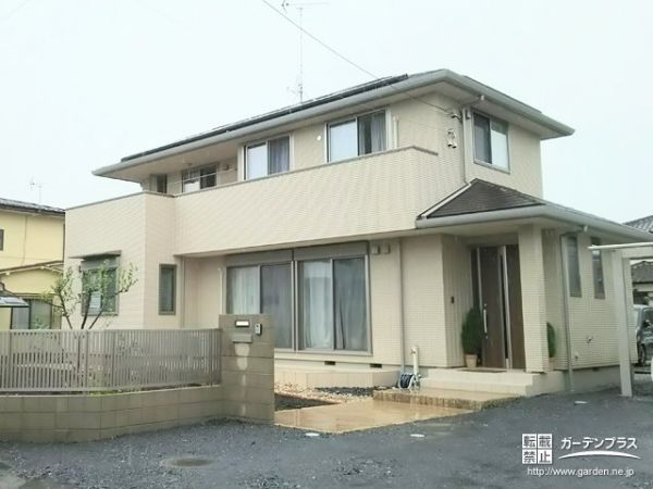明るい色のアプローチが清潔感を演出する新築外構一式