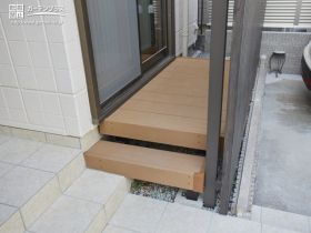 お庭への行き来にも便利なウッドデッキ