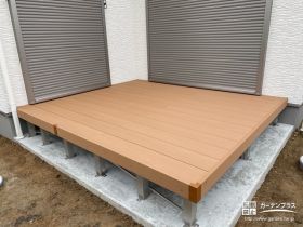 建物の入隅を活かしたウッドデッキ