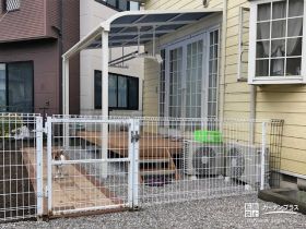 爽やかなホワイトカラーのテラス屋根とウッドデッキ