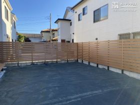 木目調フェンスで囲まれたお庭