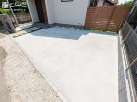 ゆとりある印象の駐車スペース