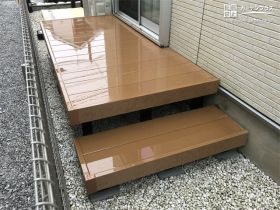 お庭と気軽に行き来できるウッドデッキ