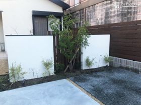 角柱と植栽を重ねて半目隠しに