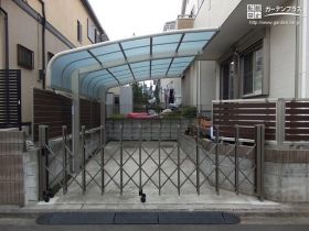 お庭らしい景観を演出する駐車スペースのエクステリア設置工事