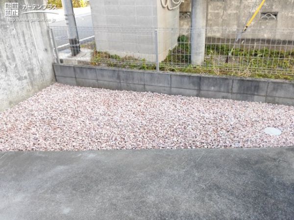 ピンク色の化粧砂利が華やかな印象の裏庭リフォーム