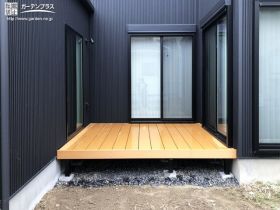 建物の入隅にぴったり収めたウッドデッキ設置工事