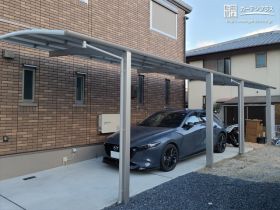 奥行のある駐車スペースをしっかり覆う縦連棟カーポート設置工事