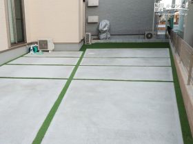 目に鮮やかな人工芝を使ったガーデンリフォーム工事