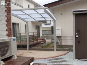 足元の明るい彩りが可愛い駐輪スペース