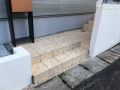 玄関ポーチと一体化したアプローチ