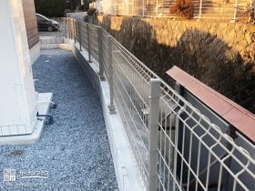 通りに面した敷地の境界フェンス設置工事