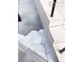園路と同じ乱形石で彩った玄関脇スペース　
