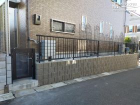 擁壁上の境界フェンスと通用門