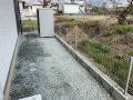 建物まわりを清潔に保つ雑草対策をした犬走り