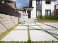 芝生の目地が玄関へ誘導するアプローチ