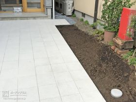 シンプルな花壇への客土敷きと犬走りの雑草対策