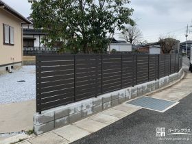 不要な植栽を伐採して目隠しフェンスを設置