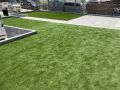緑の絨毯が年中楽しめる人工芝をお庭に敷設した新築外構工事
