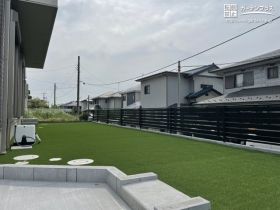 明るい緑を楽しめる人工芝の主庭