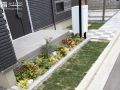 花壇の植栽で建物に色どりをプラス