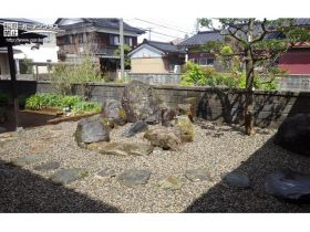 既存の大きな庭石を再利用し和の趣ある枯山水風のお庭に