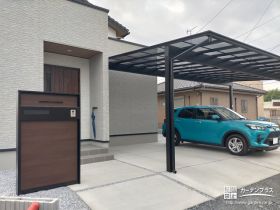 スタイリッシュで大きなカーポートが印象的な新築外構工事