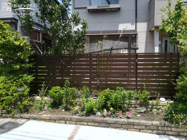 No.16585 植栽に溶け込むような木目調目隠しフェンスを設置したお庭工事