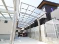荷物置き場にも活用できる縦連棟のカーポート