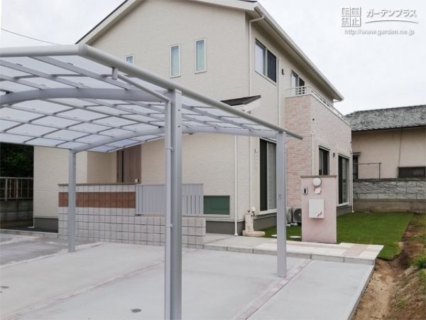 No.16709 淡いピンクの門柱がお住まいとの一体感を演出する新築外構