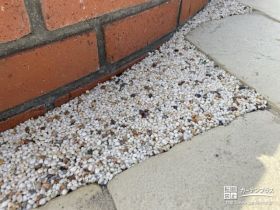 隙間を埋めながら雑草や雨水対策にも活躍する樹脂舗装