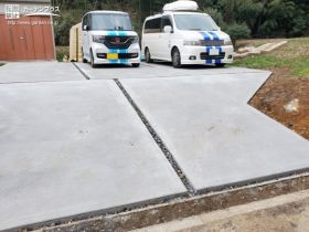 土間コンクリートをスロープ状に舗装した駐車スペース工事