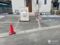 白い壁を引き立てるピンクカラーの砂利