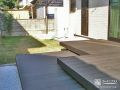 ウッドデッキと段床を設置した広々テラス