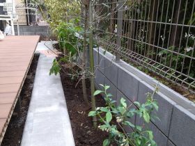季節を感じられる植栽スペースと境界フェンス設置工事