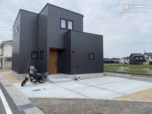 No.17059 建物を引き立てるシンプルでスタイリッシュな新築外構