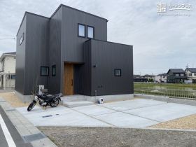 建物を引き立てるシンプルでスタイリッシュな新築外構