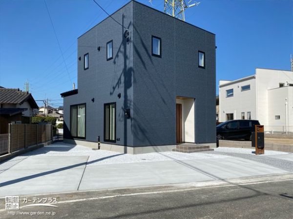 No.17130 すっきりとしたお庭に整えお住まいの存在感を高めた新築外構